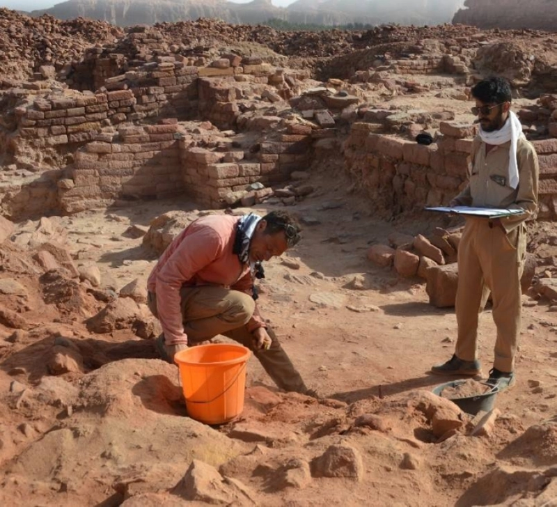 جانب من أعمال التنقيب عن الآثار في العلا (مكة)