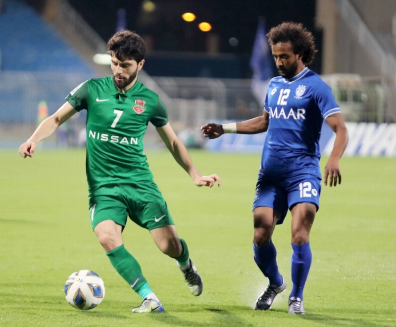 جلال الدين ماشاريبوف أثناء مباراة الهلال (مكة)
