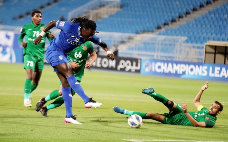 من مباراة الهلال وشباب أهلي دبي أمس الأول (مكة)
