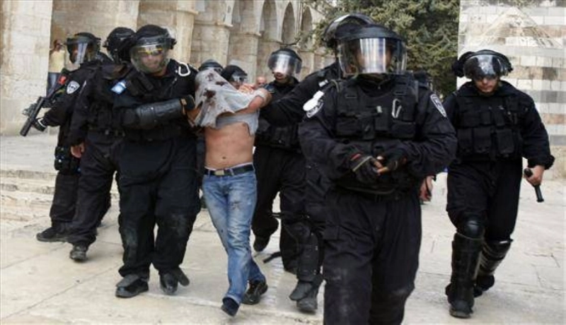عناصر اسرائيلية تستخدم العنف مع فلسطيني (مكة)