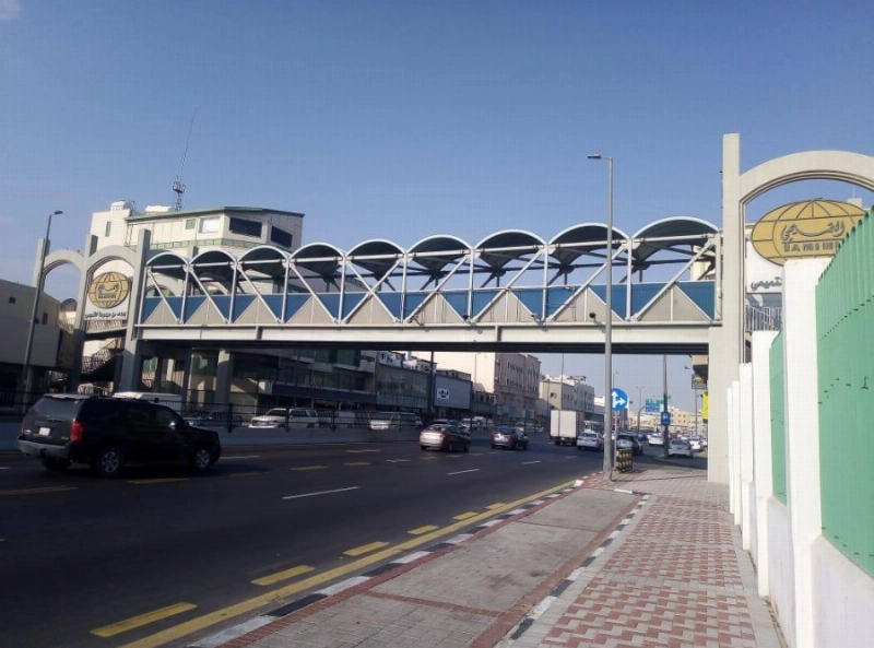 من جسور المشاة المنفذة (مكة)