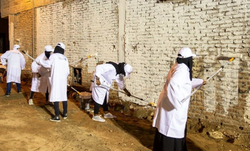 متطوعات يشاركن في طلاء المباني (مكة)