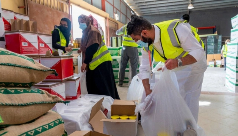 موظفو نيوم بالتعاون مع الجمعيات الخيرية المحلية أثناء تجهيز السلال الغذائية للعائلات خلال شهر رمضان.