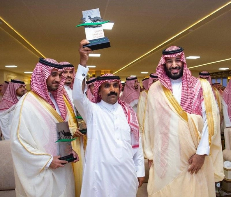 ولي العهد ووزير الرياضة خلال مهرجان ولي العهد للهجن (مكة)