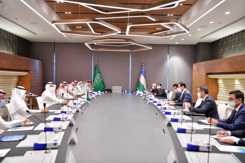 عبدالعزيز بن سلمان خلال الاجتماع (وزارة الطاقة)