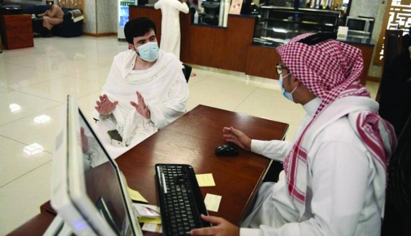 موظف فندق في خدمة أحد المعتمرين (مكة)