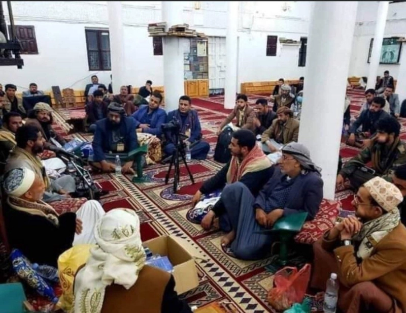 حوثيون يتناولون القات داخل أحد المساجد