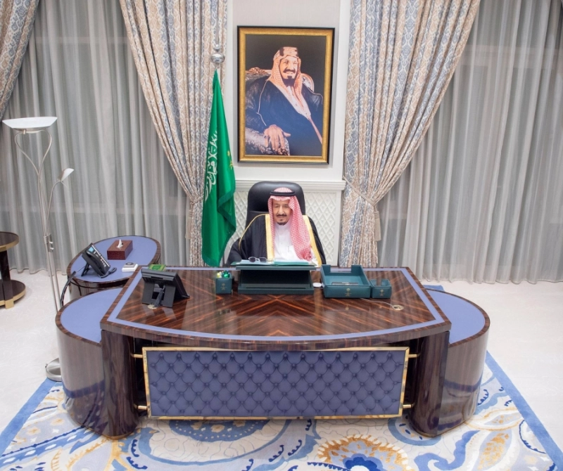 الملك سلمان خلال ترؤسه جلسة المجلس عبر الاتصال المرئي (واس)