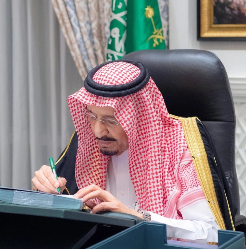 الملك سلمان خلال ترؤسه جلسة المجلس عبر الاتصال المرئي (مكة)