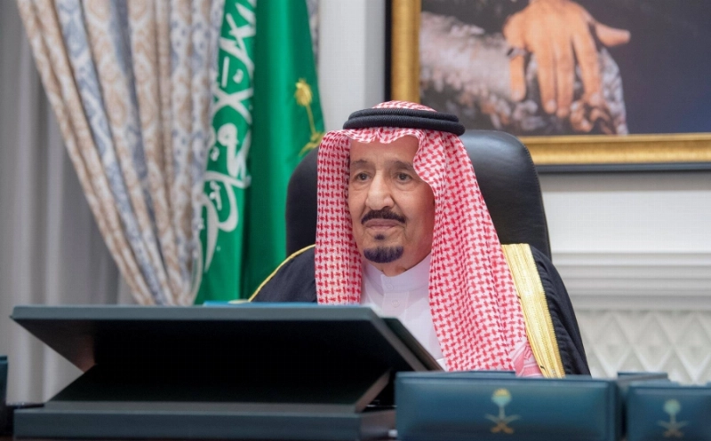 الملك سلمان خلال ترؤسه جلسة المجلس عبر الاتصال المرئي (مكة)