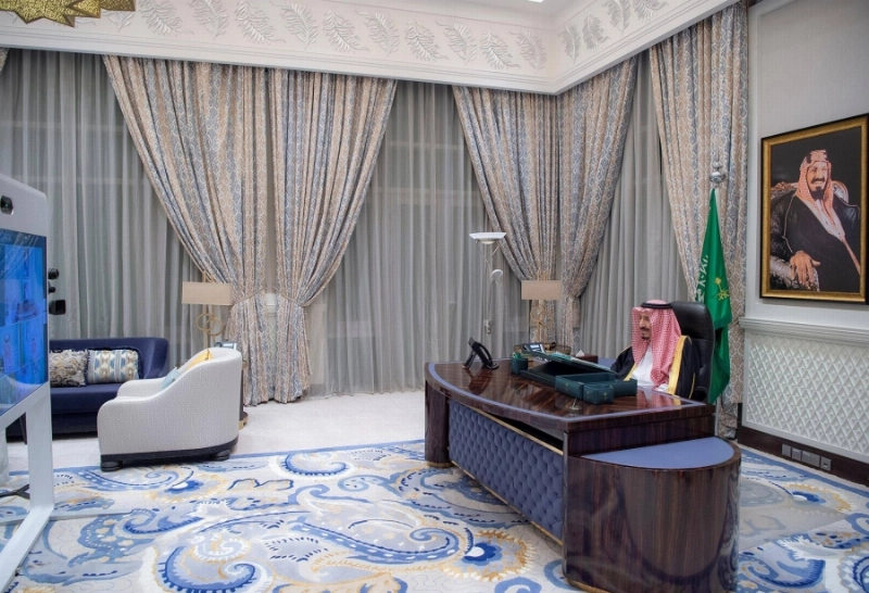 الملك سلمان خلال ترؤسه جلسة المجلس عبر الاتصال المرئي (مكة)