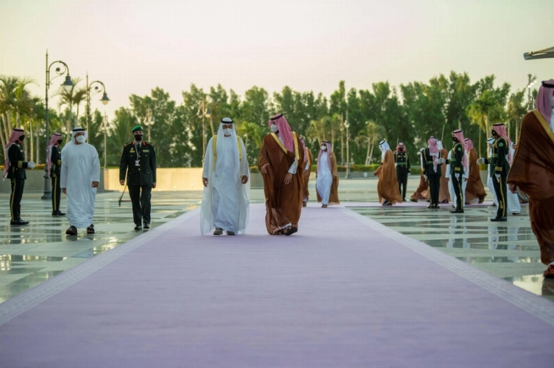 من مراسم استقبال الأمير محمد بن سلمان للشيخ محمد بن زايد ويبدو السجاد البنفسجي (واس)