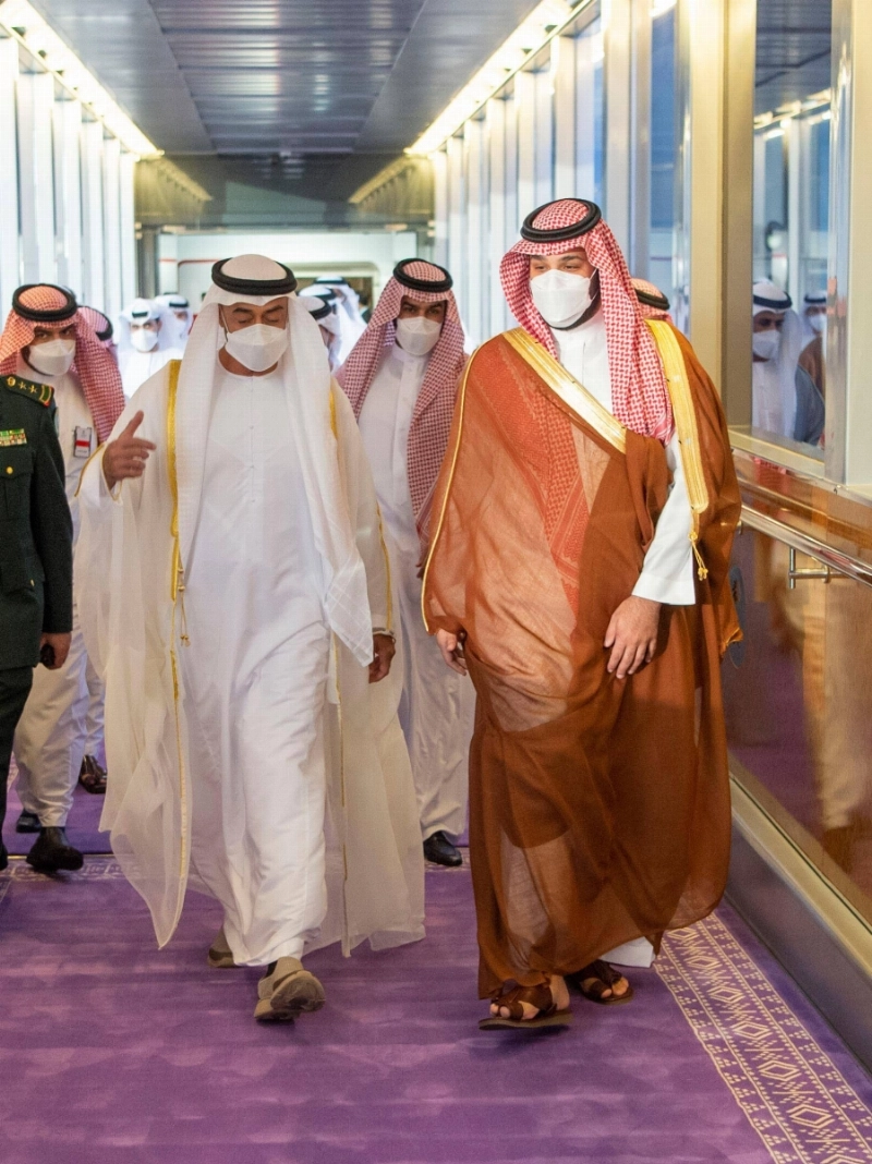الأمير محمد بن سلمان لدى استقباله محمد بن زايد (واس)
