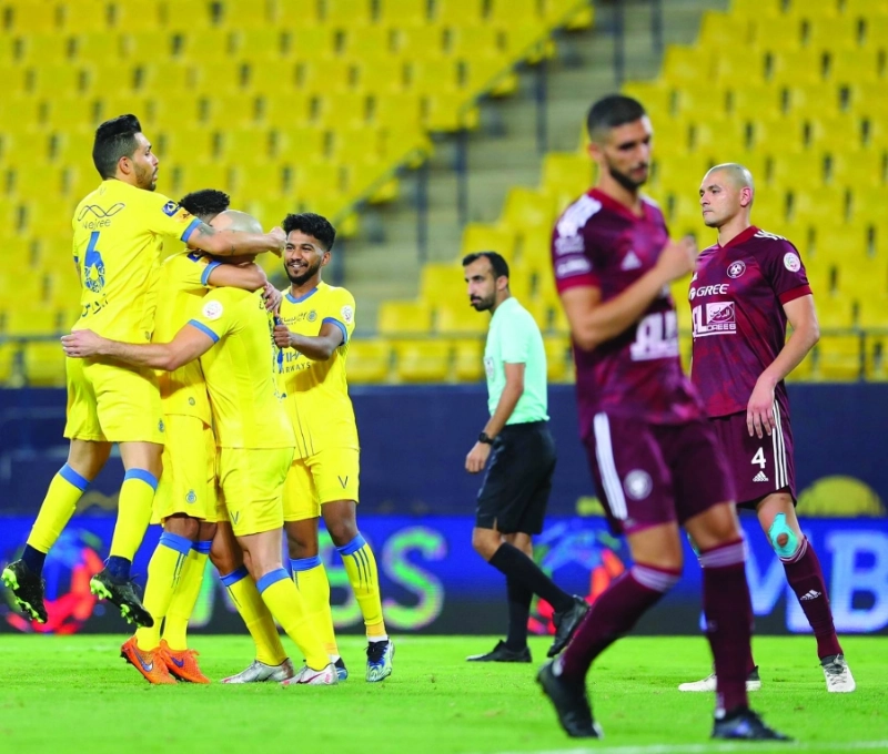 لاعبو النصر يهنئون أمرابط بهدفه السريع أمس (مكة)