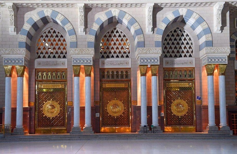 واجهة أحد الأبواب بالمسجد النبوي (مكة)