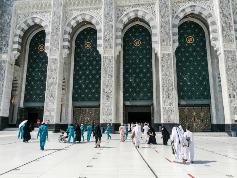 مصلون يتوجهون لتوسعة الملك عبدالله (أنس الحارثي)