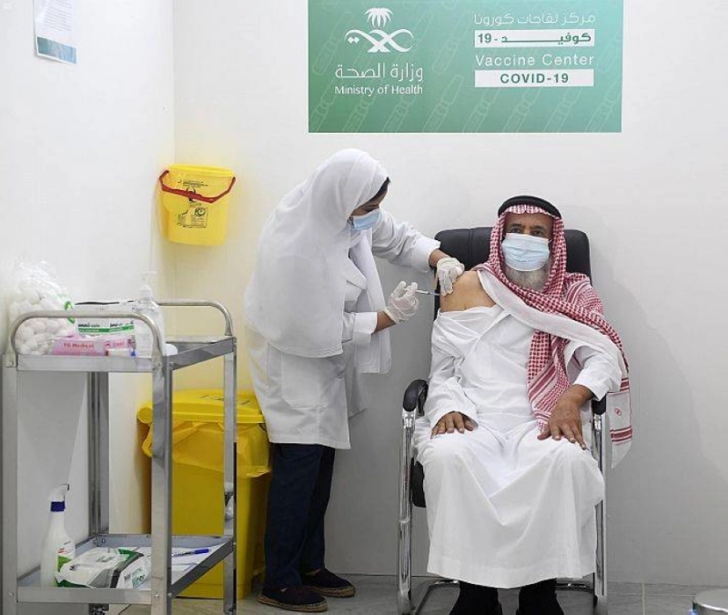 مسن يتلقى جرعة من اللقاح (مكة)