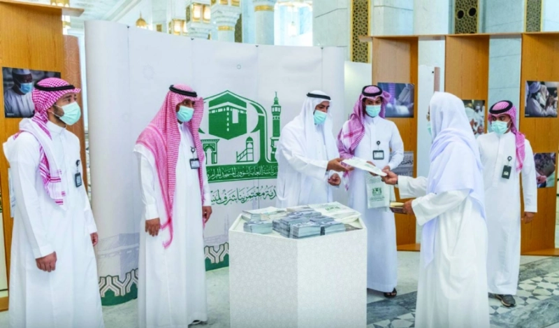جانب من توزيع الكتيبات العلمية (مكة)