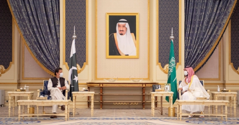 الأمير محمد بن سلمان خلال استقباله عمران خان في جدة (واس)