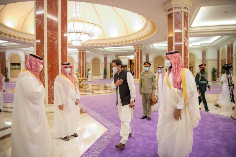 الأمير محمد بن سلمان خلال استقباله عمران خان في جدة (واس)