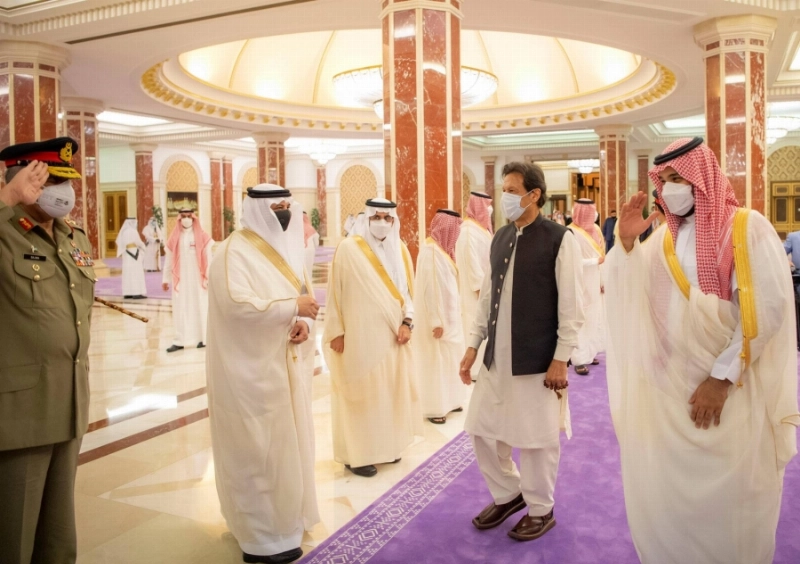 الأمير محمد بن سلمان خلال استقباله عمران خان في جدة (واس)
