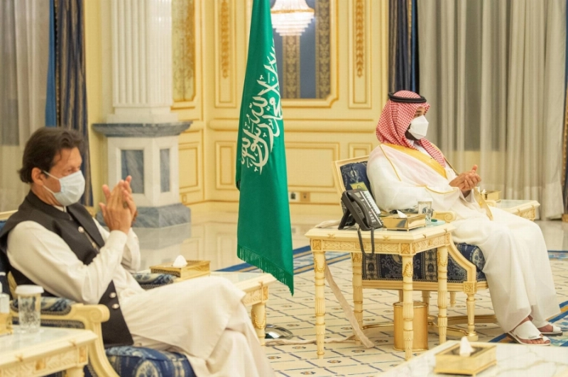 ولي العهد خلال جلسة المباحثات مع رئيس الوزراء الباكستاني (واس)