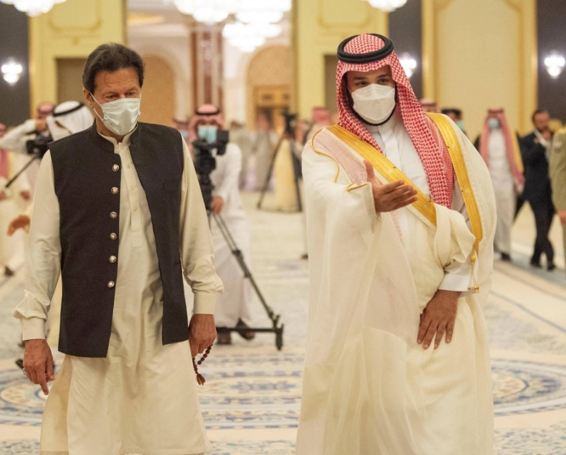 الأمير محمد بن سلمان خلال استقباله عمران خان في جدة (واس)