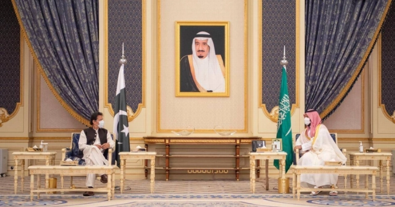 ولي العهد خلال جلسة المباحثات مع رئيس الوزراء الباكستاني (واس)