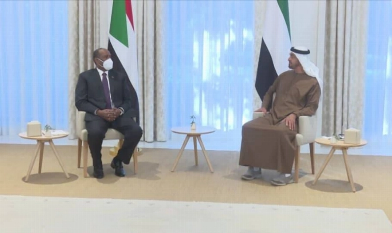محمد بن زايد لدى لقائه عبدالفتاح البرهان (مكة)