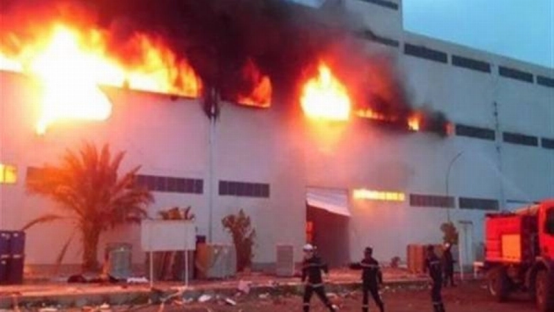 حريق كبير في مول العرب بصنعاء (مكة)