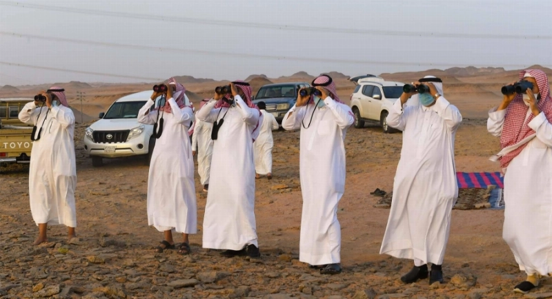 مختصون خلال ترائي هلال شوال أمس (مكة)