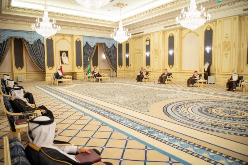 الأمير محمد بن سلمان والشيخ تميم آل ثاني خلال جلسة المباحثات (واس)