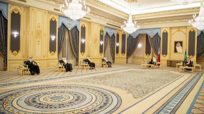 الأمير محمد بن سلمان والشيخ تميم آل ثاني خلال جلسة المباحثات (واس)