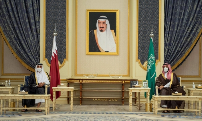 الأمير محمد بن سلمان والشيخ تميم آل ثاني خلال جلسة المباحثات (واس)