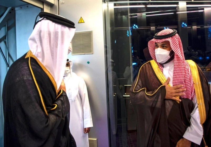 من مراسم استقبال ولي العهد لأمير قطر في جدة أمس الأول