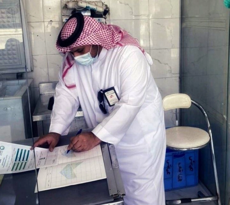 موظف خلال الجولات الرقابية (مكة)