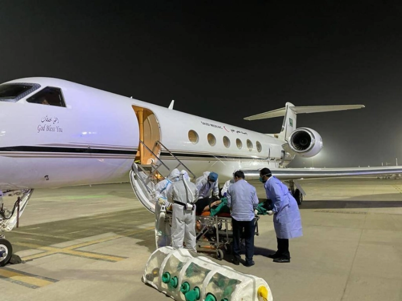 طاقم الإخلاء الطبي خلال نقل العائلة (واس)