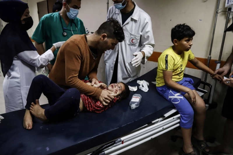 اطفال فلسطينيون يتلقون العلاج (د ب أ)