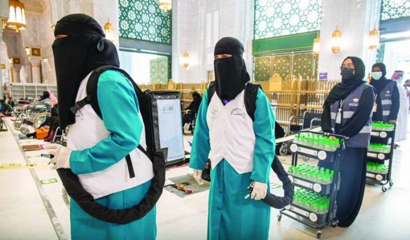 جانب من توزيع عبوات زمزم (مكة)