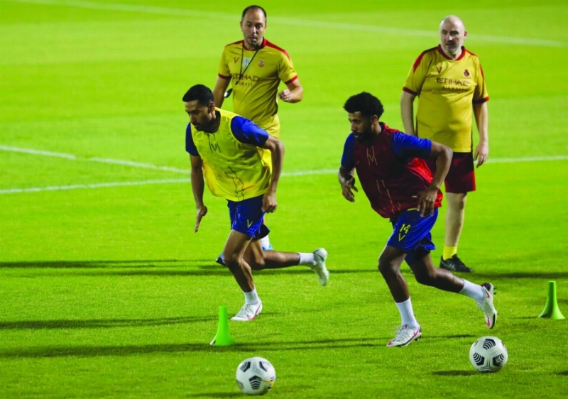 الجهاز الفني يراقب معدل لياقة اللاعبين (إعلامي النصر)