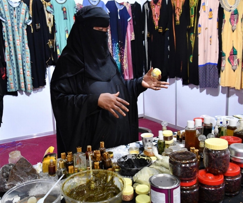 من معروضات ركن الأسر المنتجة (مكة)