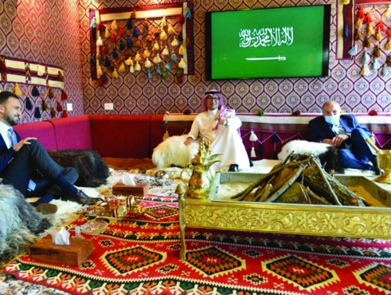 السفير السعودي يستقبل قادة لبنان داخل خيمة بدوية (واس)