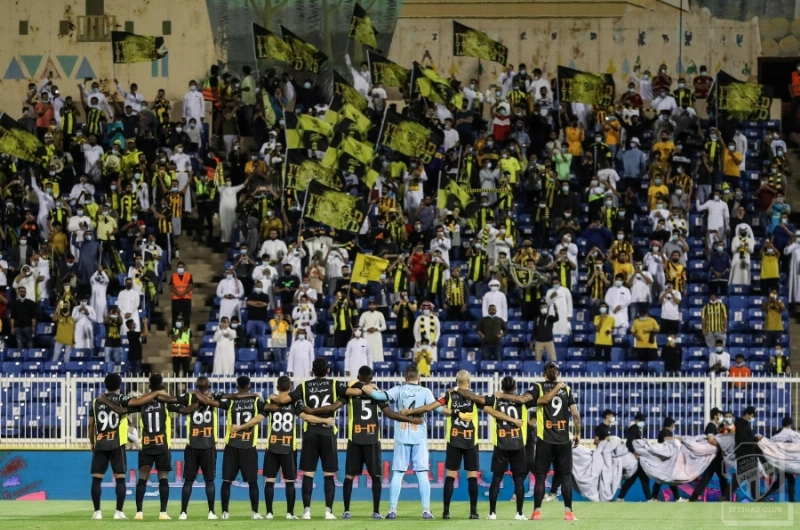 لاعبو الاتحاد أمام جماهيرهم بأبها (مكة)