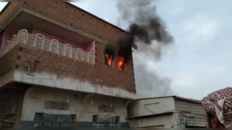 حريق بمنزل بحيس الحديدة جراء الاستهداف الحوثي (مكة)