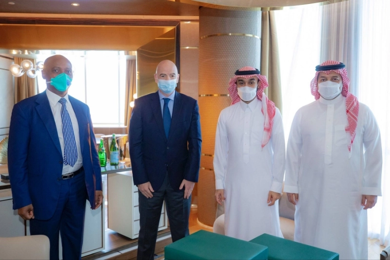 المسحل بجانب عبدالعزيز بن تركي عقب اجتماع مع رئيسي الاتحادين الدولي والأفريقي (مكة)