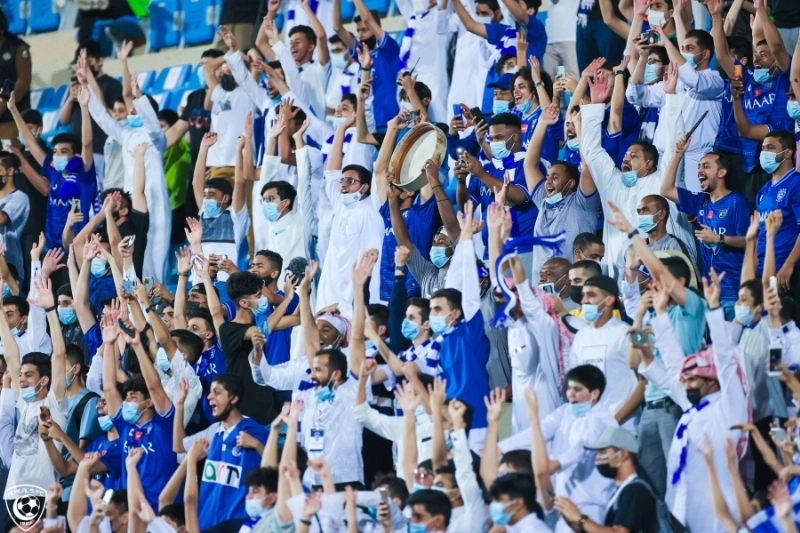جانب من جمهور الهلال أمس (مكة)