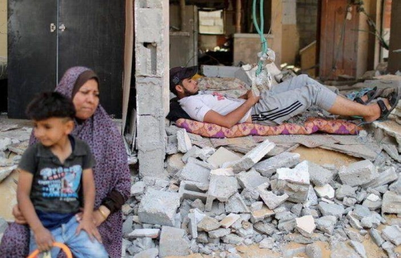 أسرة فلسطينية تعيش في منزل مدمر (مكة)