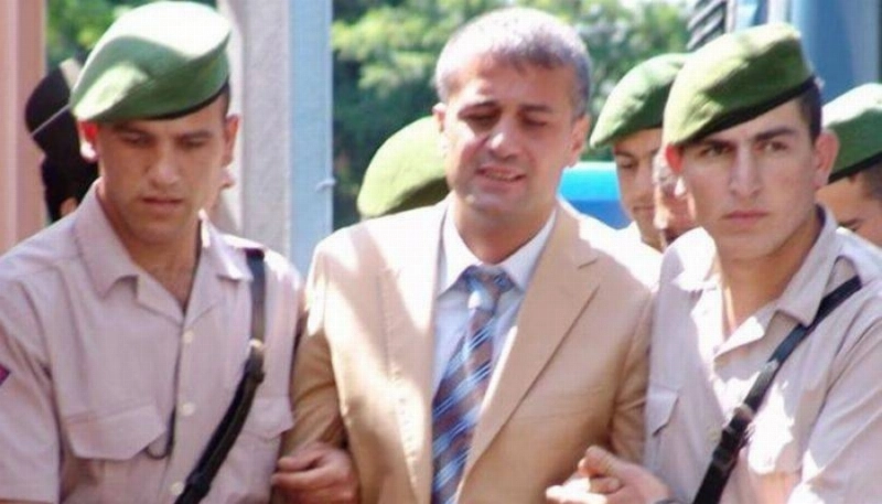 أتيلا بكر أثناء اعتقاله (مكة)