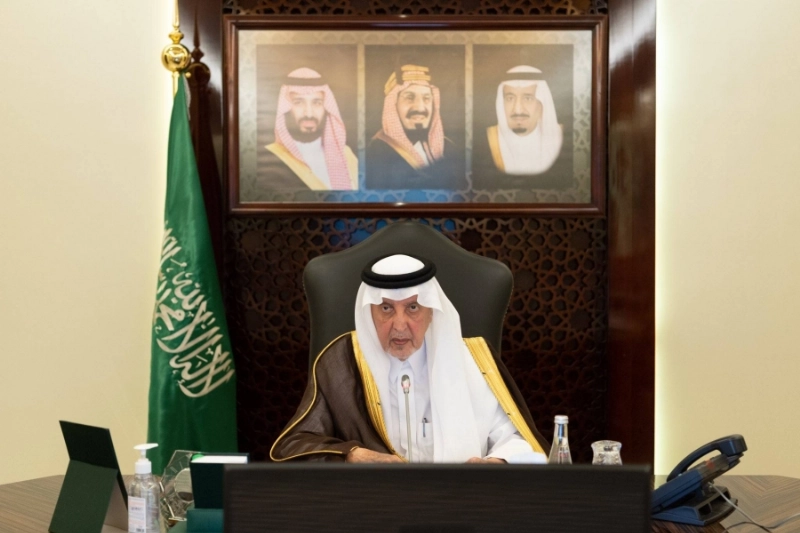 خالد الفيصل لدى ترؤسه الاجتماع (مكة)