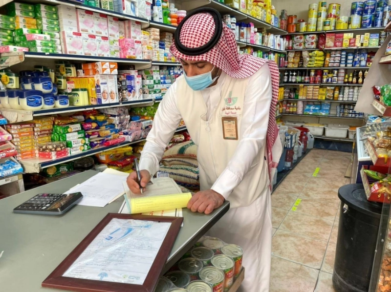 مراقب البلدية يحرر مخالفة في أحد المحال (مكة)